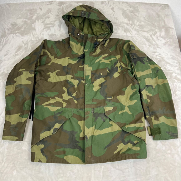 US Military Jacket Medium Short Woodland Camo Cold Weather Parka Nylon Outdoors - Picture 1 of 15